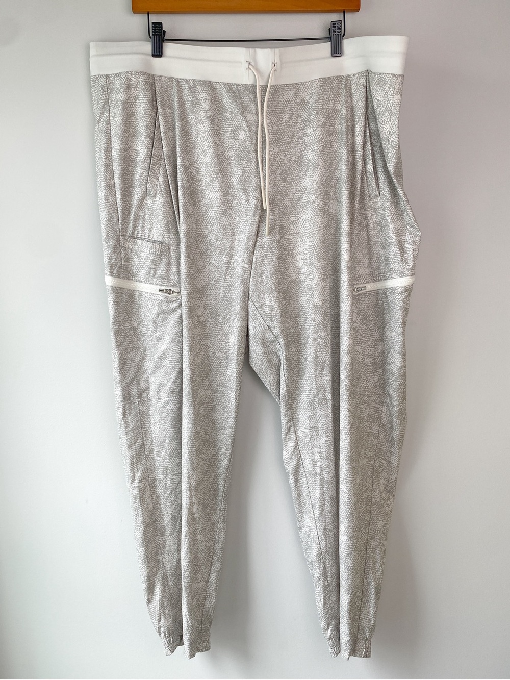 Athleta Womens Venture Printed Jogger Pants 20 Viper Grey Snake Sporty Minimal